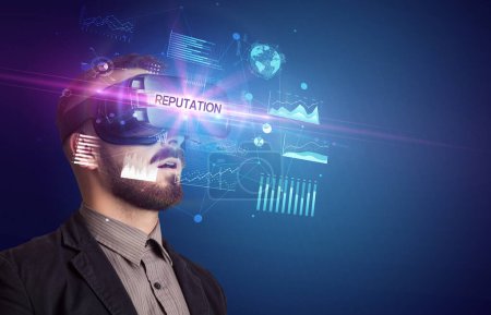 Téléchargez les photos : Homme d'affaires regardant à travers des lunettes de réalité virtuelle avec inscription REPUTATION, nouveau concept d'entreprise - en image libre de droit