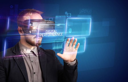 Téléchargez les photos : Homme d'affaires regardant à travers des lunettes de réalité virtuelle avec inscription DIGITAL PERFORMANCE, concept de nouvelle technologie - en image libre de droit