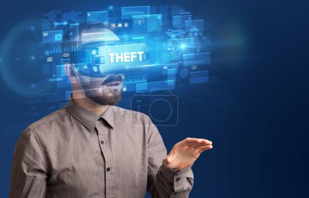Foto de Hombre de negocios mirando a través de gafas de realidad virtual con inscripción THEFT, innovador concepto de seguridad - Imagen libre de derechos