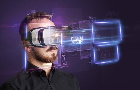 Foto de Hombre de negocios mirando a través de gafas de Realidad Virtual con inscripción DIGITAL VISON, concepto de nueva tecnología - Imagen libre de derechos