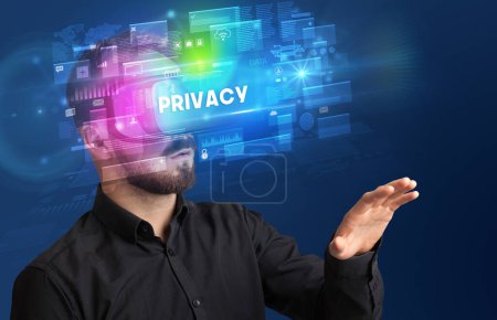 Foto de Empresario mirando a través de gafas de Realidad Virtual con inscripción PRIVACIDAD, innovador concepto de seguridad - Imagen libre de derechos