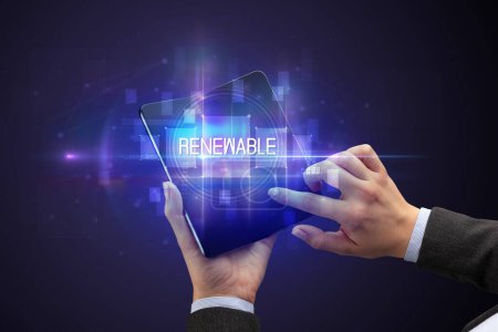 Téléchargez les photos : Homme d'affaires tenant un smartphone pliable avec inscription RENOUVELABLE, nouveau concept technologique - en image libre de droit