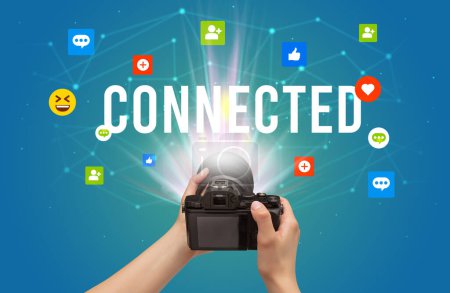 Téléchargez les photos : Utilisation de la caméra pour capturer le contenu des médias sociaux avec l'inscription CONNECTED, concept de contenu des médias sociaux - en image libre de droit
