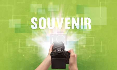 Téléchargez les photos : Gros plan d'un appareil photo numérique à main avec inscription SOUVENIR, concept itinérant - en image libre de droit