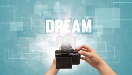 Foto de Primer plano de una cámara digital de mano con inscripción DREAM, concepto de viaje - Imagen libre de derechos