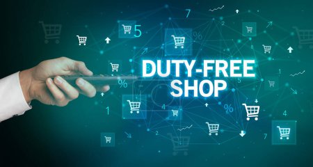 mano que sostiene periférico inalámbrico con la inscripción DUTY-FREE SHOP, concepto de compras en línea