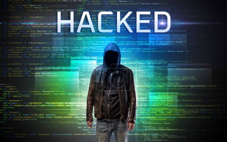 Téléchargez les photos : Hacker sans visage avec inscription HACKED sur un fond de code binaire - en image libre de droit
