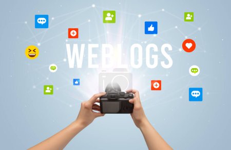 Utilisation de la caméra pour capturer le contenu des médias sociaux avec l'inscription WEBLOGS, concept de contenu des médias sociaux