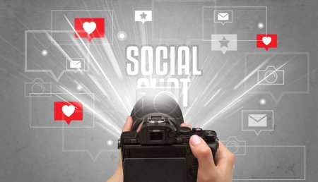 Foto de Primer plano de una mano tomando fotos con inscripción SOCIAL CHAT, concepto de redes sociales - Imagen libre de derechos