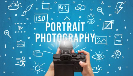 Téléchargez les photos : Prise de vue manuelle avec appareil photo numérique et inscription PORTRAIT PHOTOGRAPHIE, concept de réglages de la caméra - en image libre de droit