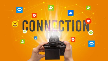 Téléchargez les photos : Utilisation de la caméra pour capturer le contenu des médias sociaux avec l'inscription CONNECTION, concept de contenu des médias sociaux - en image libre de droit