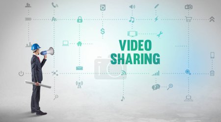 Ingenieur arbeitet an einer neuen Social-Media-Plattform mit VIDEO SHARING-Beschriftungskonzept