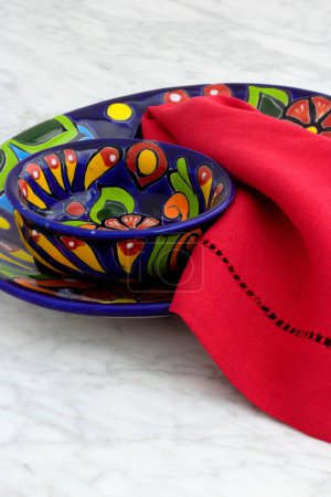 Téléchargez les photos : Vaisselle Talavera l'une des plus belles, maximaliste et traditionnelle table mexicaine et cuisine poterie artisanale. - en image libre de droit