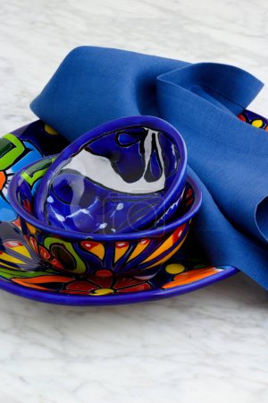 Téléchargez les photos : Vaisselle Talavera l'une des plus belles, maximaliste et traditionnelle table mexicaine et cuisine poterie artisanale. - en image libre de droit