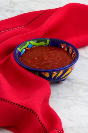 Téléchargez les photos : Délicieuse sauce mexicaine douce ou enflammée sur les plats traditionnels de poterie. - en image libre de droit