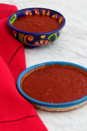 Téléchargez les photos : Délicieuse sauce mexicaine douce ou enflammée sur les plats traditionnels de poterie. - en image libre de droit