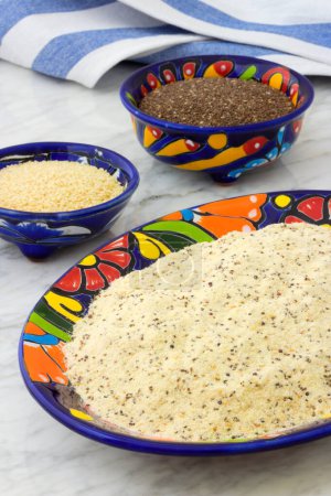 Foto de Harina de maíz nixtamalizada precocinada, mezclada con semillas de chía y semillas de sésamo, una poderosa fuente de ingredientes saludables y deliciosos. - Imagen libre de derechos