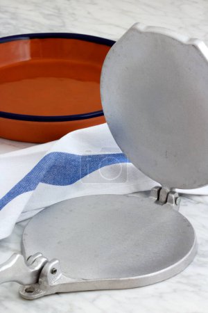 Téléchargez les photos : Vaisselle Talavera l'une des plus belles et traditionnelles poteries mexicaines de table et de cuisine, avec une presse tortilla ou tortillera. - en image libre de droit