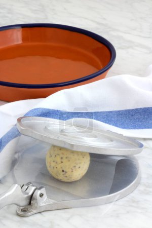 Foto de Masa de tortilla de maíz mexicano y tortillas, hechas a mano con una prensa de tortilla. - Imagen libre de derechos