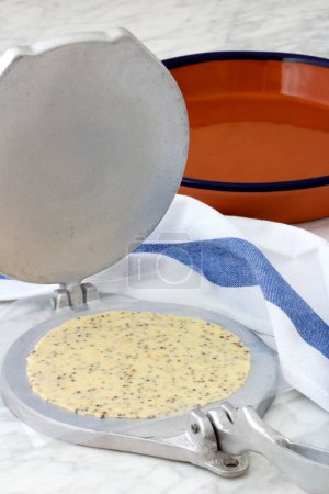 Foto de Masa de tortilla de maíz mexicano y tortillas, hechas a mano con una prensa de tortilla. - Imagen libre de derechos