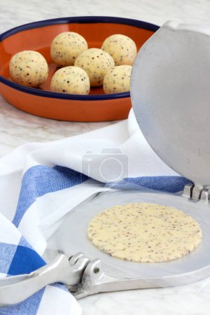 Téléchargez les photos : Pâte de tortilla de maïs mexicaine et tortillas, faite à la main avec une presse à tortilla. - en image libre de droit