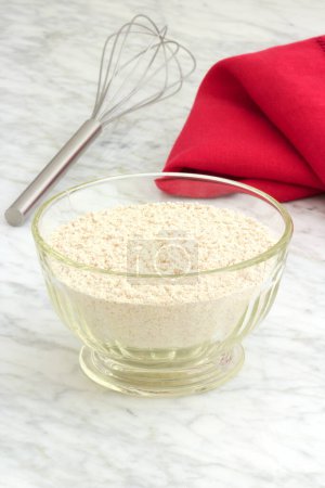 Téléchargez les photos : Farine de blé additionnée de fibres, l'ingrédient principal de vos crêpes et gaufres. - en image libre de droit