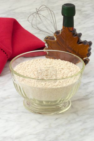 Téléchargez les photos : Farine de blé additionnée de fibres, l'ingrédient principal de vos crêpes et gaufres. - en image libre de droit