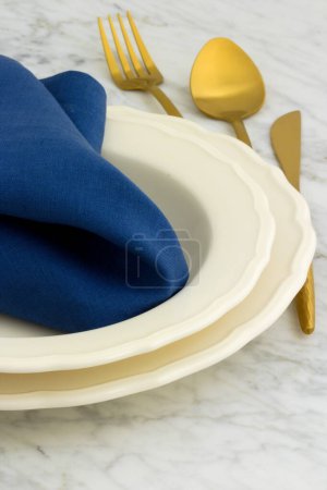 Téléchargez les photos : Beau décor de table, une façon colorée et élégante de mettre votre table. - en image libre de droit