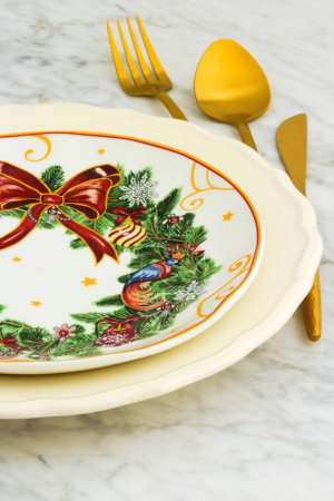 Foto de Hermoso ajuste de mesa de Navidad, una forma colorida y elegante de establecer su mesa. - Imagen libre de derechos
