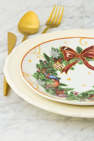 Téléchargez les photos : Beau décor de table de Noël, une façon colorée et élégante de mettre votre table. - en image libre de droit