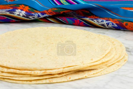 Téléchargez les photos : Tortillas de blé mexicain faites à la main, parfaites pour les burritos et les délicieuses quesadillas. - en image libre de droit