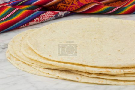 Foto de Tortillas de trigo mexicano hechas a mano, perfectas para burritos y deliciosas quesadillas. - Imagen libre de derechos