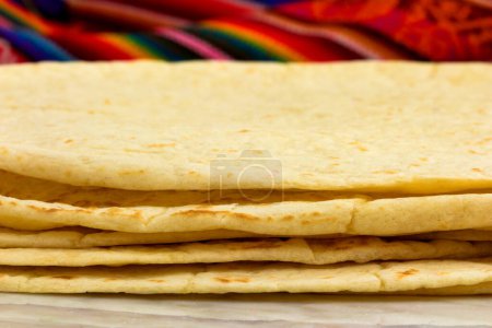 Téléchargez les photos : Tortillas de blé mexicain faites à la main, parfaites pour les burritos et les délicieuses quesadillas. - en image libre de droit