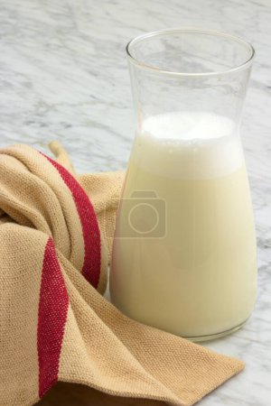Deliciosa leche fresca servida en un hermoso frasco de vidrio.