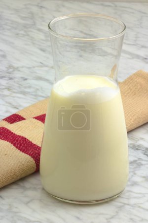 Deliciosa leche fresca servida en un hermoso frasco de vidrio.