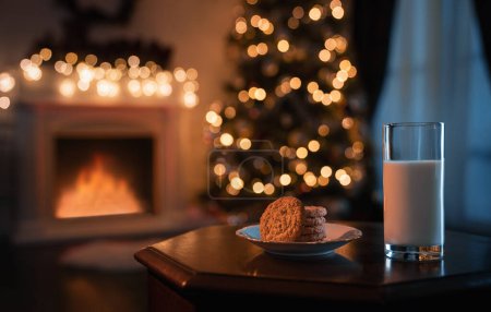 Téléchargez les photos : Cozy christmas room at night with glass of milk and cookies prepared for the Santa Claus - en image libre de droit
