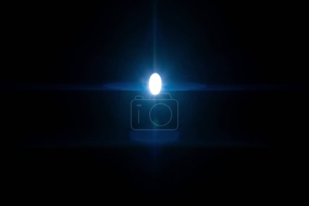 Téléchargez les photos : Anamorphic lens flare isolated on black background - en image libre de droit