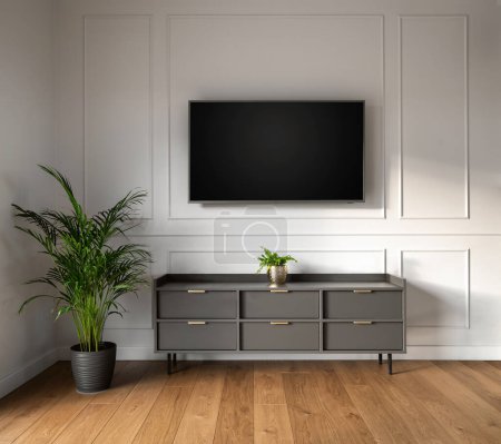 Téléchargez les photos : Empty room with blank TV hanging on the wall - en image libre de droit