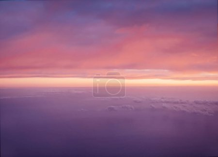 Téléchargez les photos : Ciel au-dessus des nuages fond avec espace de copie - en image libre de droit