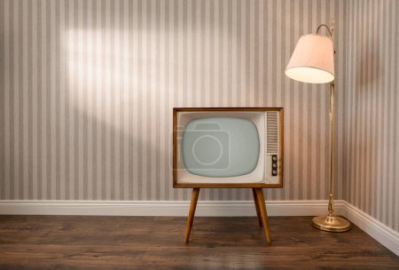 Téléchargez les photos : Téléviseur rétro dans une pièce vide avec espace de copie - en image libre de droit