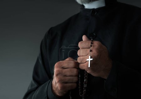 Nahaufnahme eines Priesters mit Rosenkranz und Kopierraum