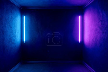 Téléchargez les photos : Vieille, sombre, vide, chambre noire avec des lumières colorées et de l'espace de copie - en image libre de droit