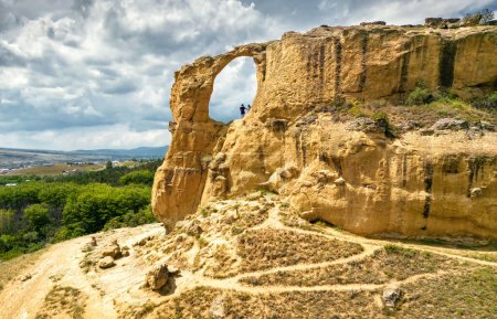 Téléchargez les photos : Mountain Ring in Kislovodsk, Stavropol Krai, Russia. Landscape of picturesque rock and sky in summer, scenery of window shape. Theme of nature, travel, hike and tourism in Caucasus Mineral Waters. - en image libre de droit