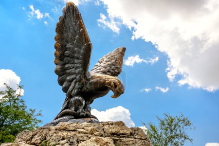 Adlerskulptur in Pjatigorsk, Region Stawropol, Russland. Landschaft des historischen Wahrzeichens der Stadt, altes Symbol von Pjatigorsk, das 1901 installiert wurde. Bronzestatue auf Berggipfel am Himmel im Sommer.