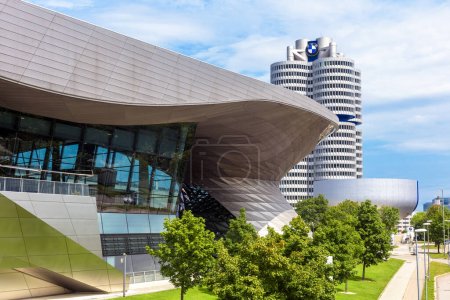 Téléchargez les photos : BMW Welt bâtiment, musée et siège mondial BMW tour à Munich, Bavière, Allemagne. C'est des monuments célèbres de la ville. Concept de voyage et de tourisme à Munich en été. août 2, 2019 - en image libre de droit