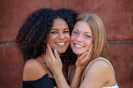 Téléchargez les photos : Heureux souriant caucasien et afro américain amis - en image libre de droit