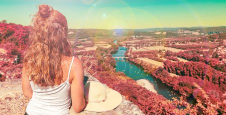 Foto de Vista panorámica Dordogne y mujer viajera - Imagen libre de derechos