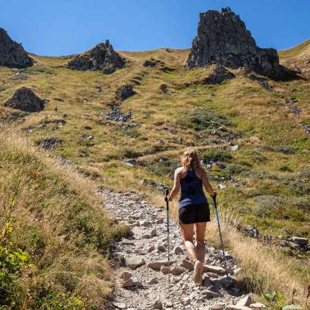 Téléchargez les photos : Femme randonnée sur la montagne - en image libre de droit