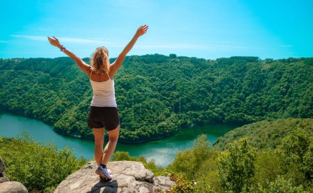 Téléchargez les photos : Femme heureuse sur le pic profitant d'une vue panoramique sur la rivière dordogne - en image libre de droit