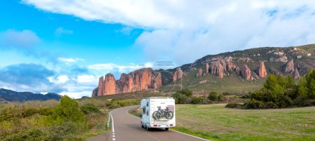Téléchargez les photos : Camping-car sur la route de Mallos de Riglos, Aragon en Espagne - en image libre de droit